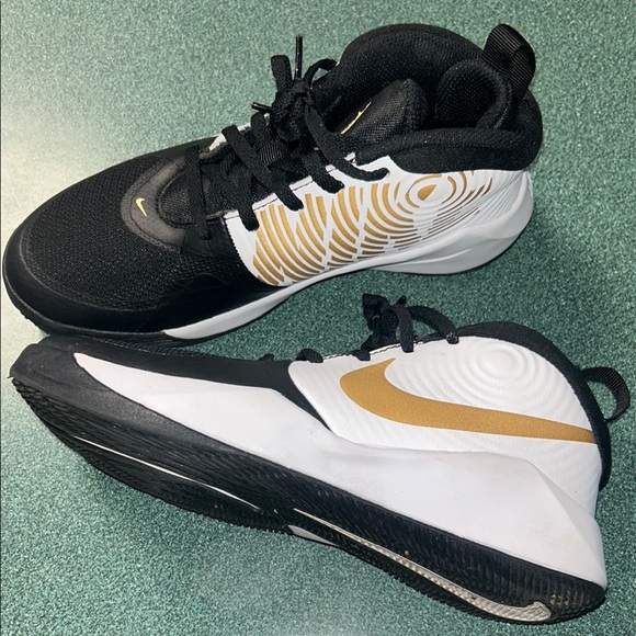 Nike Other - Nike Team Hustle Unisex Shoes 4Y EUC